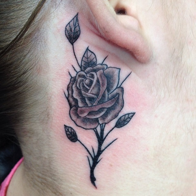 derrière les tatouages d'oreille