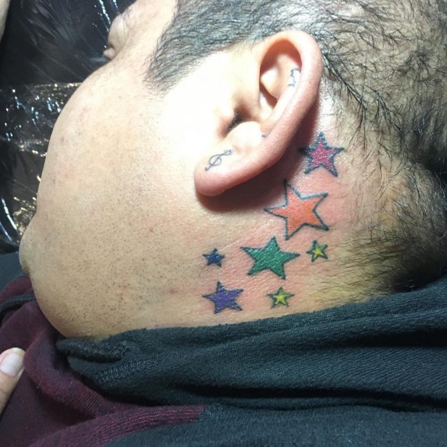 derrière les tatouages d'oreille