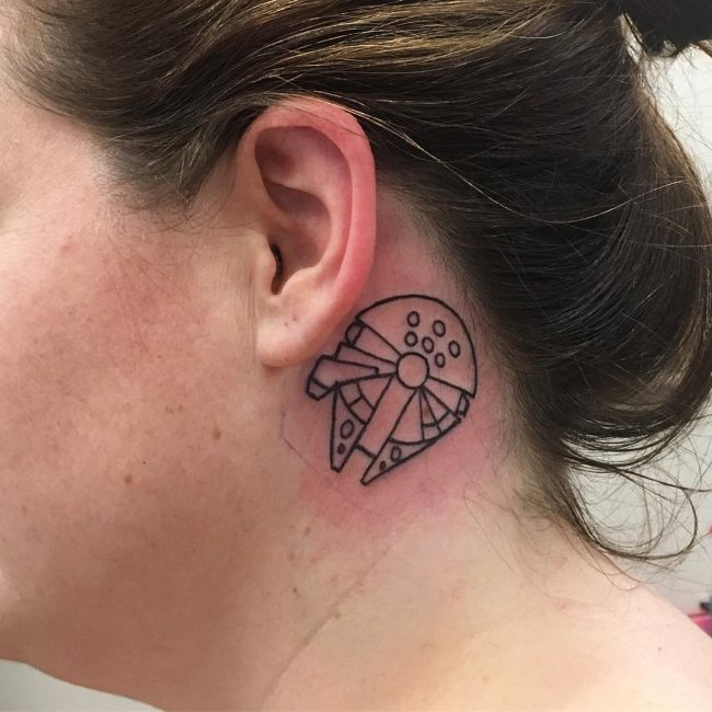 derrière les tatouages d'oreille