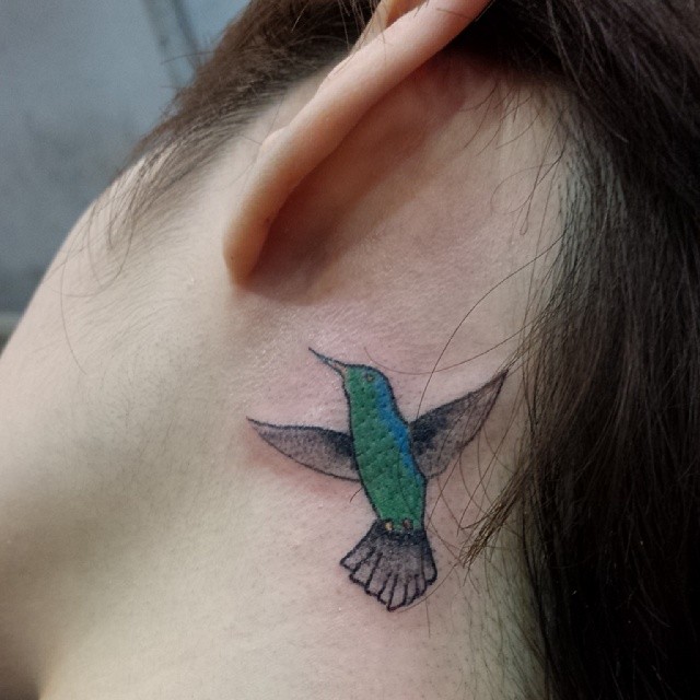 derrière les tatouages d'oreille