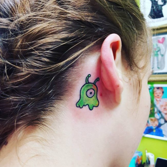derrière les tatouages d'oreille