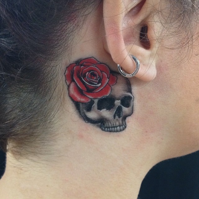 derrière les tatouages d'oreille