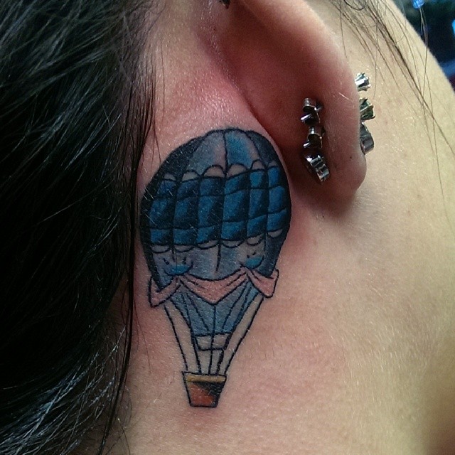 derrière les tatouages d'oreille