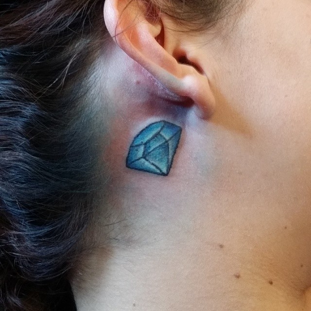 derrière les tatouages d'oreille