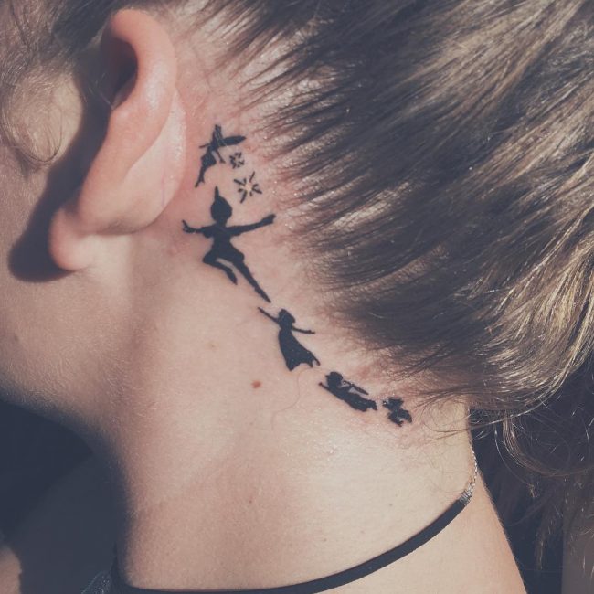 derrière les tatouages d'oreille