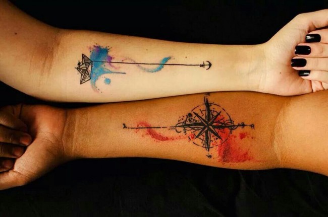 Tatouage rose et boussole