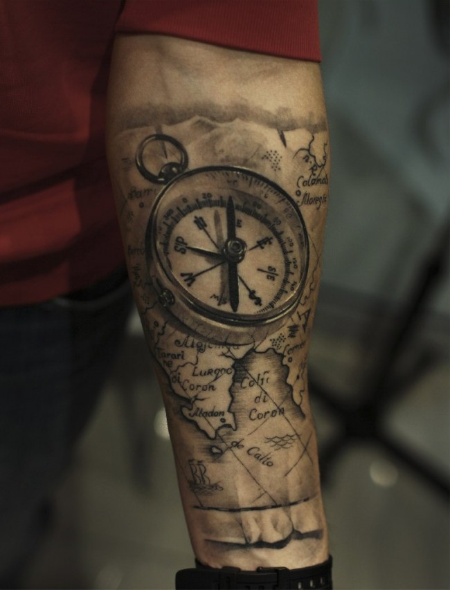 Tatouage rose et boussole