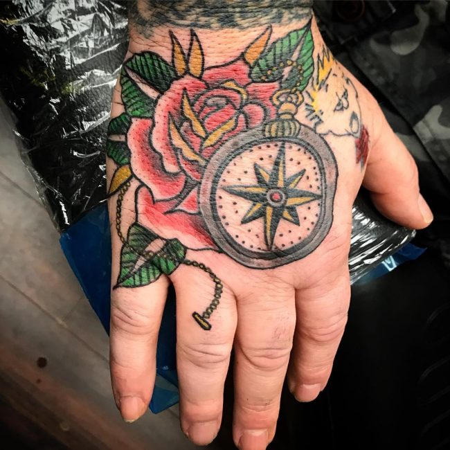rose-et-boussole-tatouage_-1