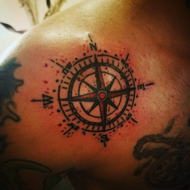 Tatouage rose et boussole_