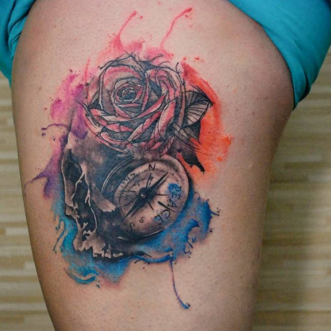 Tatouage rose et boussole_