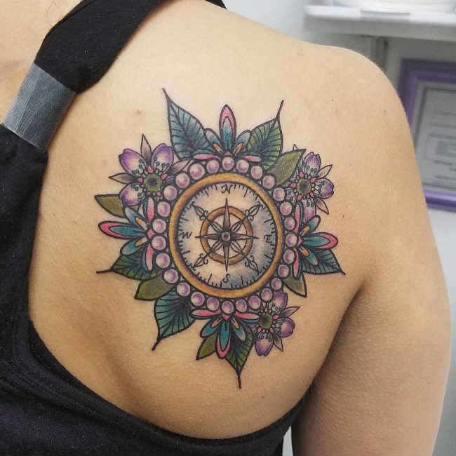 Tatouage rose et boussole_