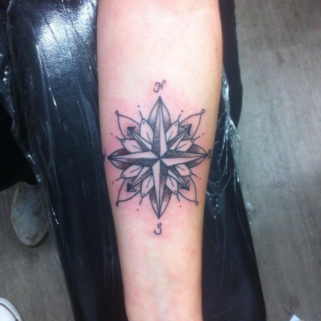 Tatouage rose et boussole_