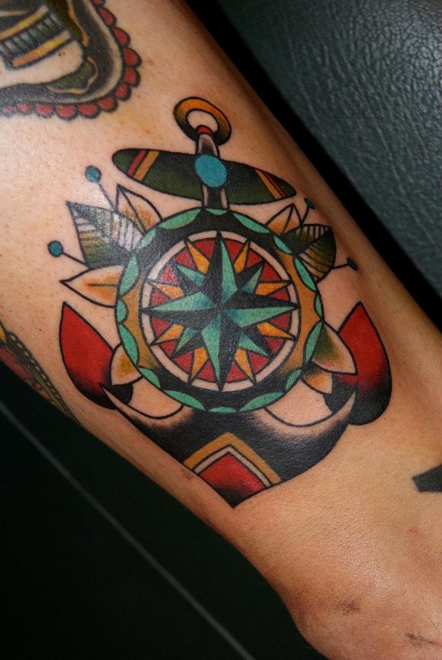 Tatouage rose et boussole