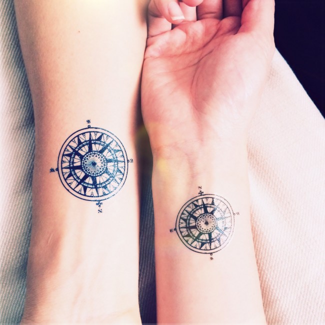 Tatouage rose et boussole