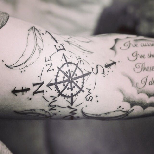 Tatouage rose et boussole