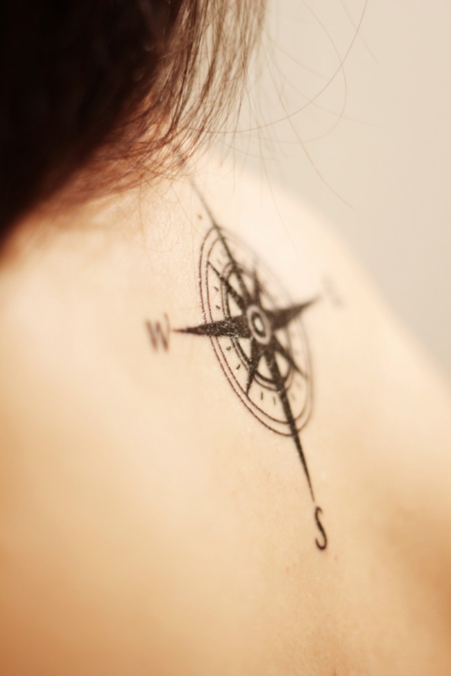Tatouage rose et boussole