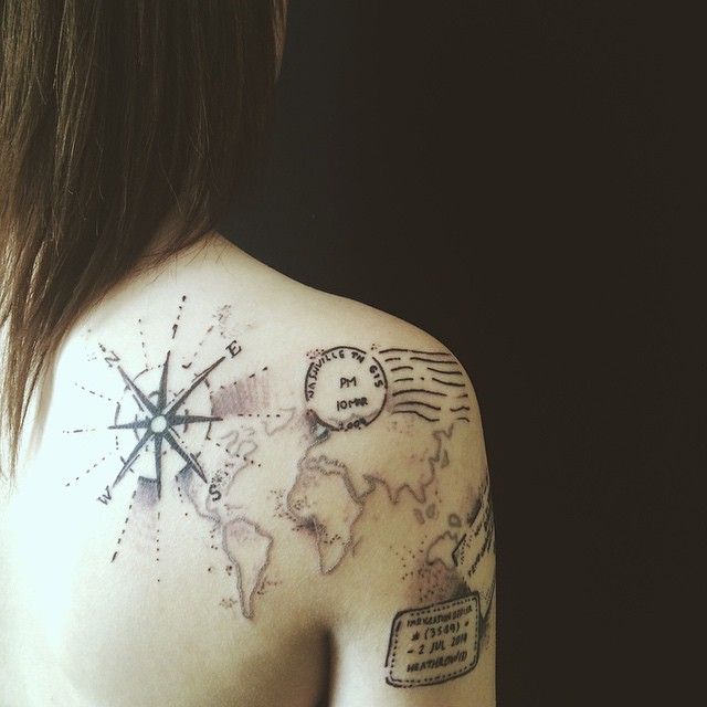 Tatouage rose et boussole