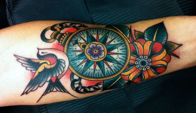 Tatouage rose et boussole