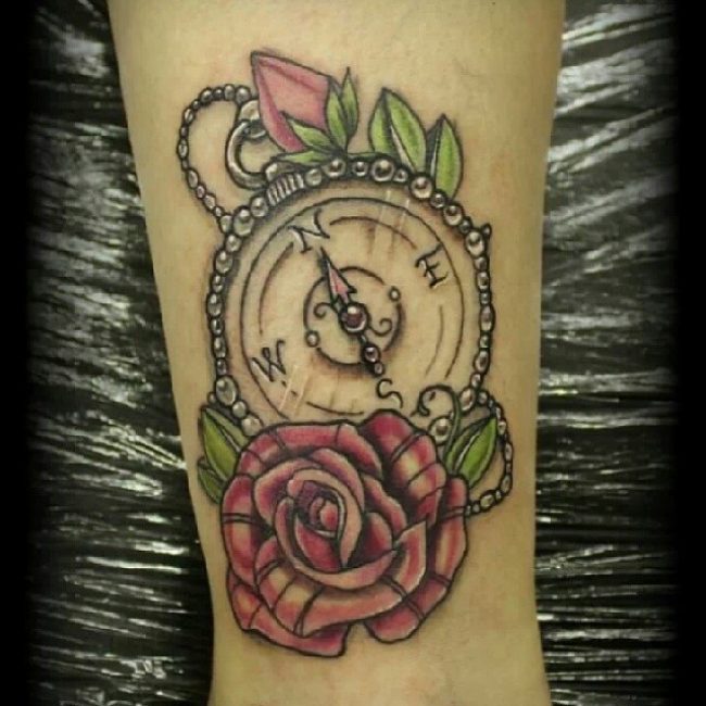 Tatouage rose et boussole_