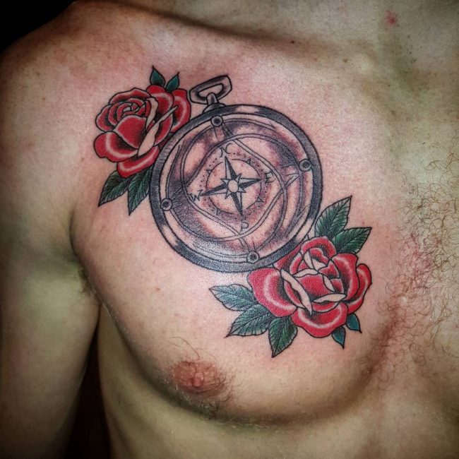 Tatouage rose et boussole_