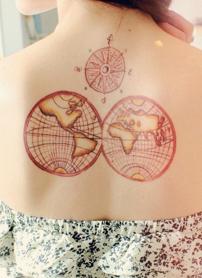 Tatouage rose et boussole
