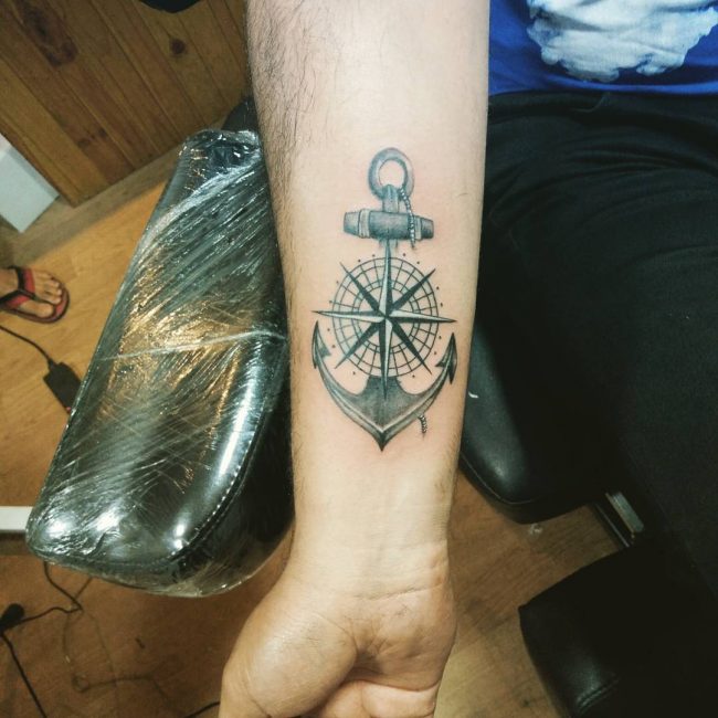Tatouage rose et boussole_