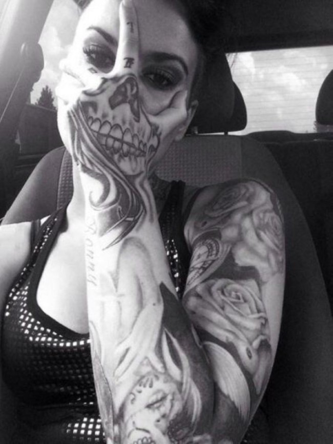 Tatouage rose et boussole