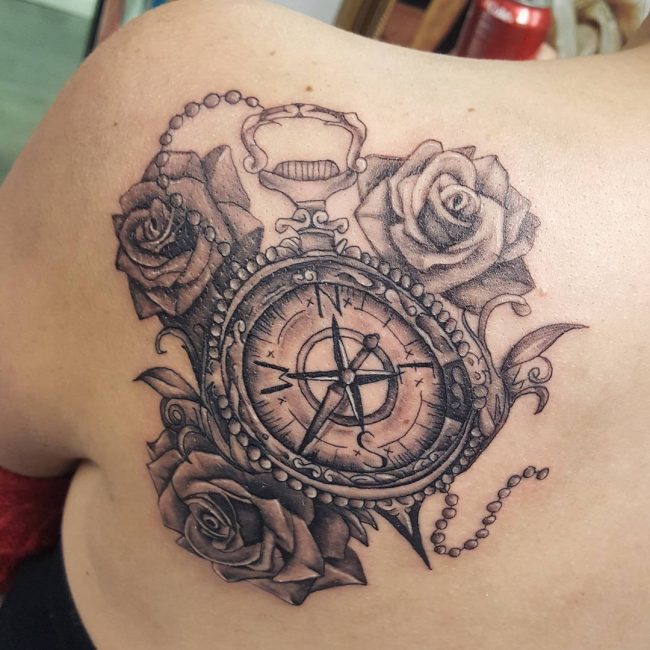 Tatouage rose et boussole_