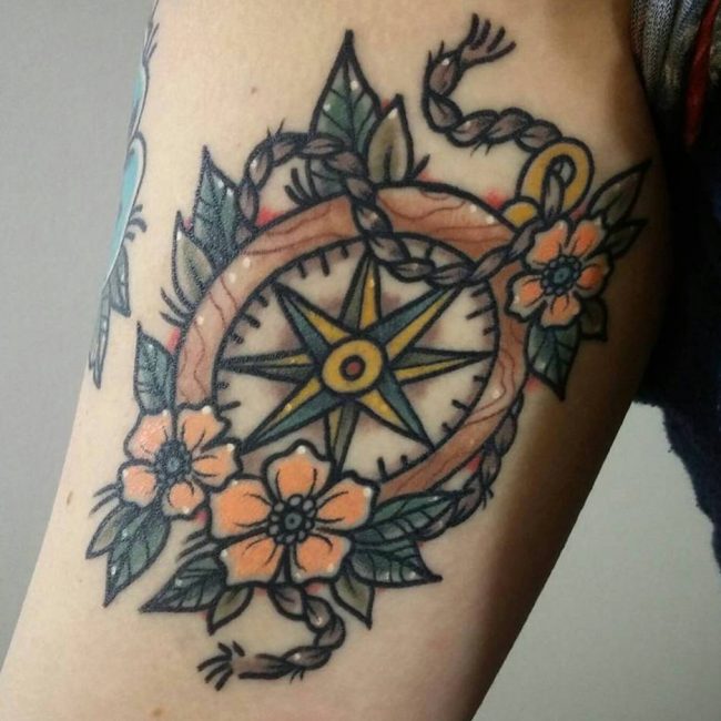 Tatouage rose et boussole_