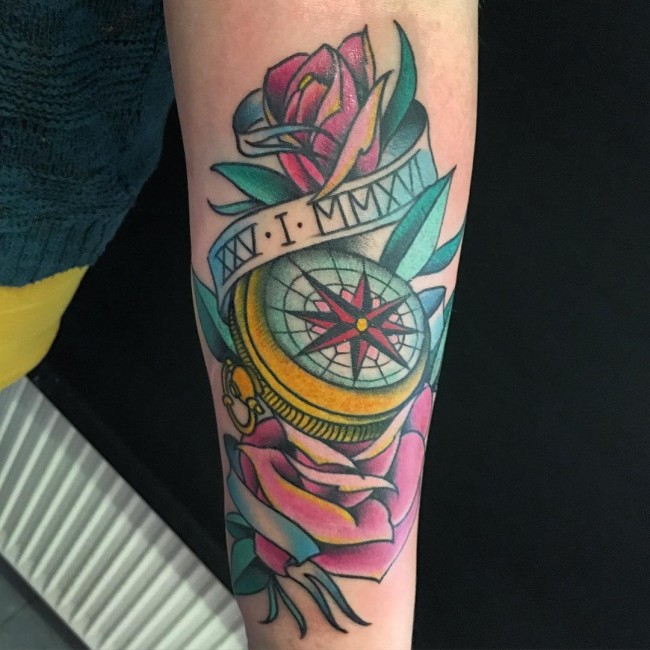 Tatouage rose et boussole