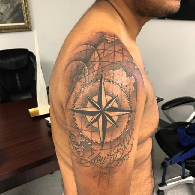 Tatouage rose et boussole_