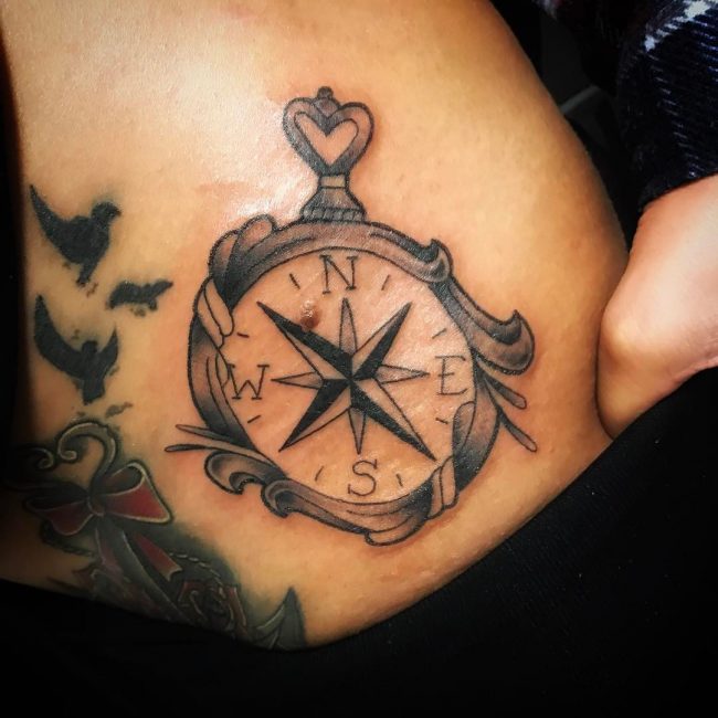 Tatouage rose et boussole_