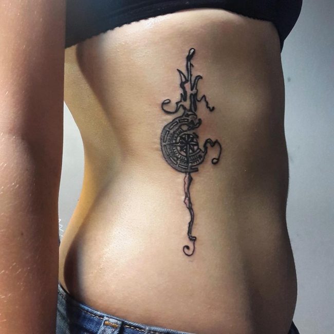 Tatouage rose et boussole_