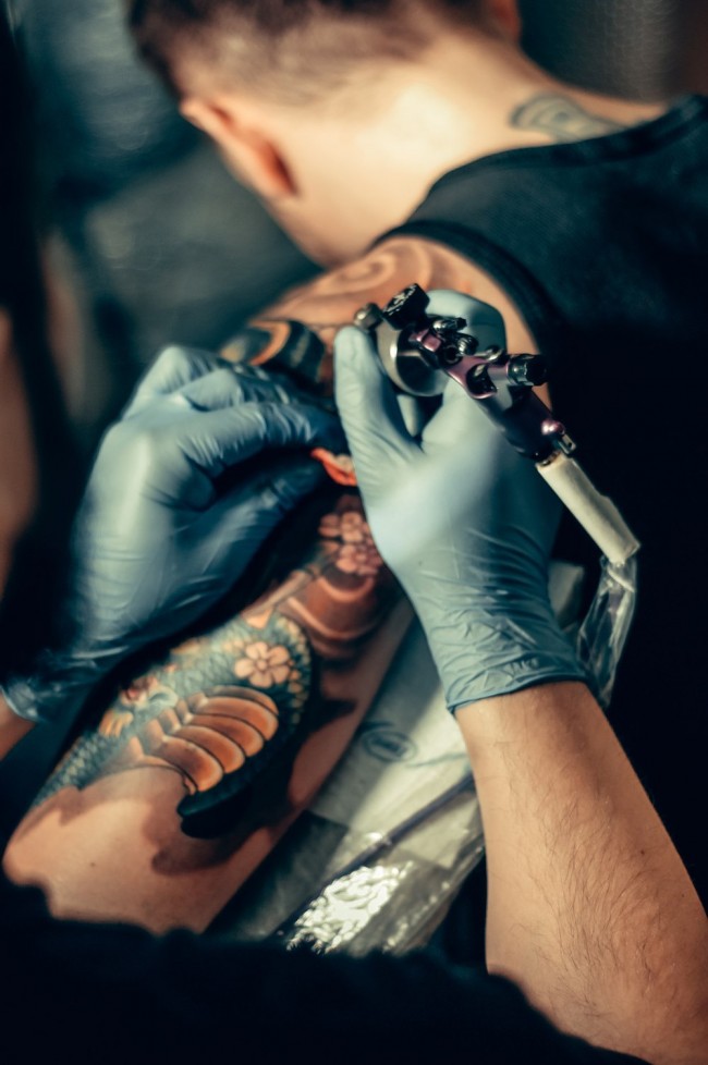 Tatouage rose et boussole