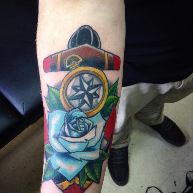 Tatouage rose et boussole_