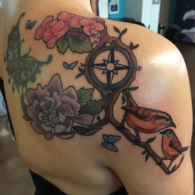 Tatouage rose et boussole_