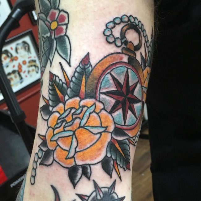 Tatouage rose et boussole_