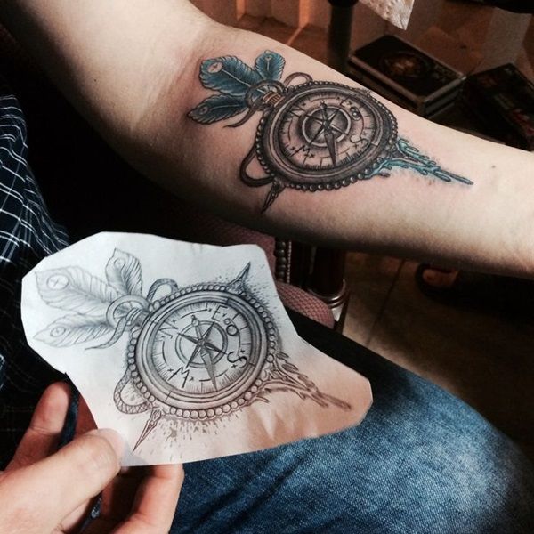 Tatouage rose et boussole