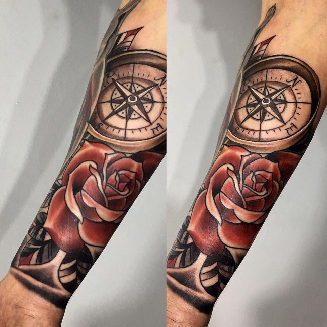 Tatouage rose et boussole_