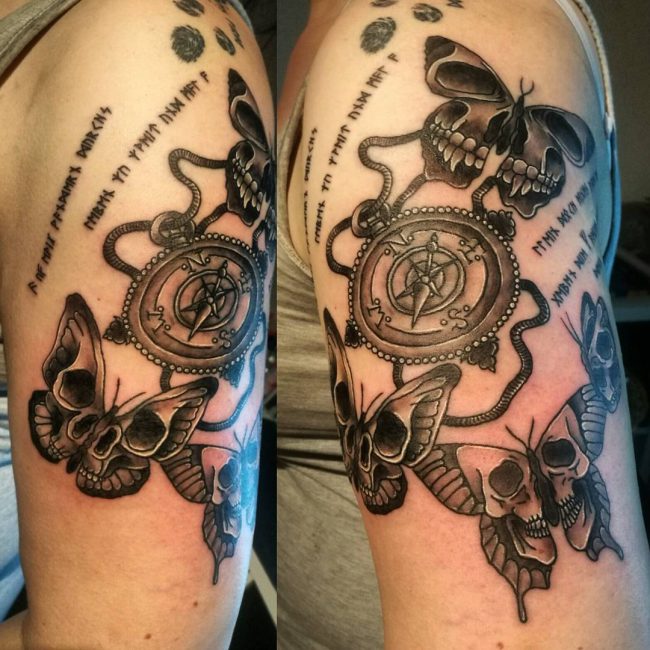 Tatouage rose et boussole_