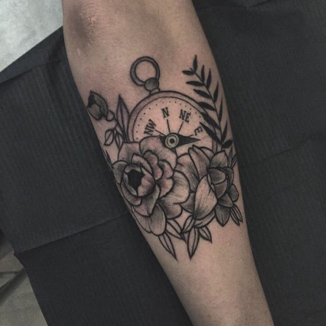 Tatouage rose et boussole_
