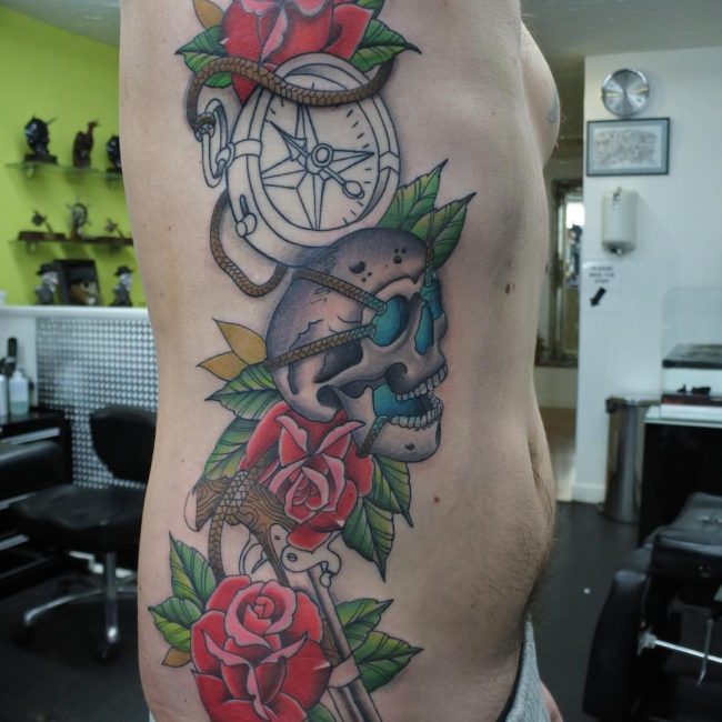 Tatouage rose et boussole_