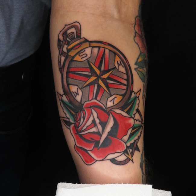 Tatouage rose et boussole_