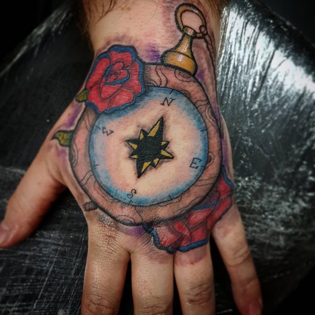 Tatouage rose et boussole_