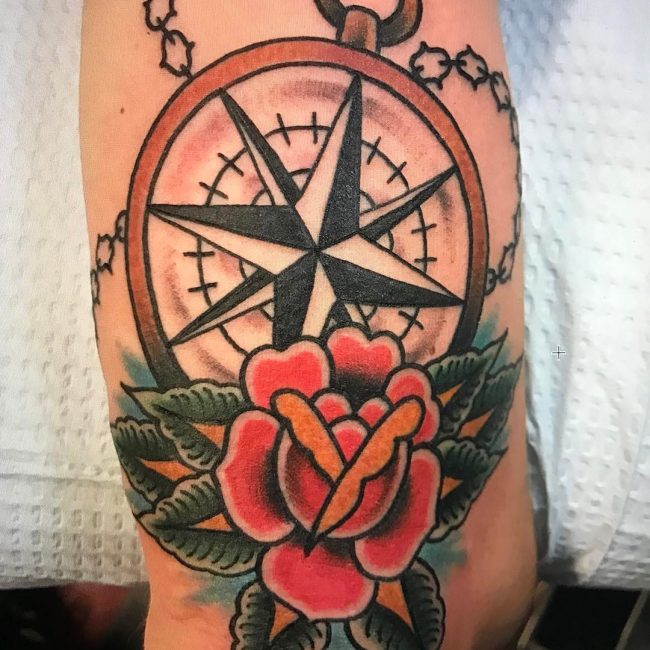 Tatouage rose et boussole_