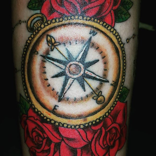 Tatouage rose et boussole_