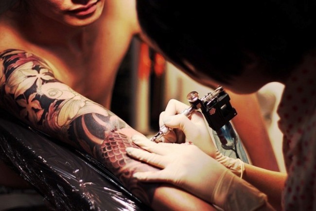 Tatouage rose et boussole