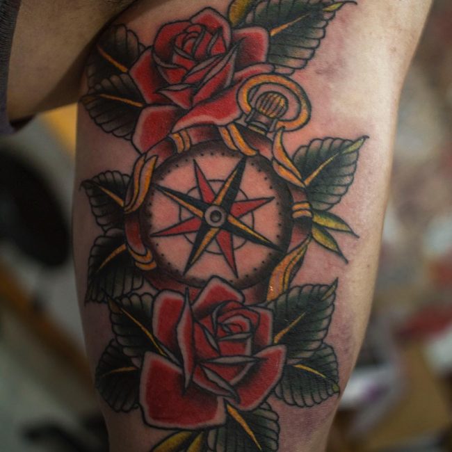 Tatouage rose et boussole_