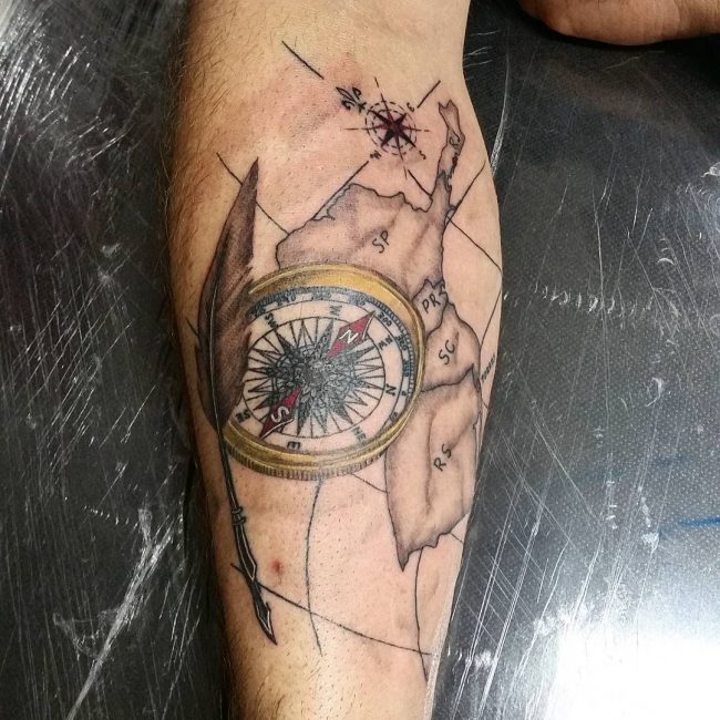 Tatouage rose et boussole_