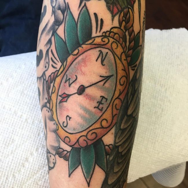 Tatouage rose et boussole_